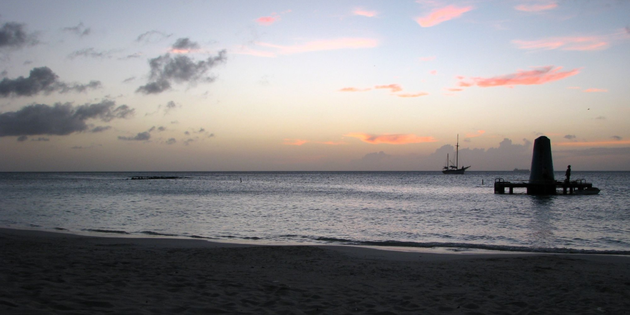 Aruba Nightlife Guide: Party Buses, Bars, Casinos and Late-Night Eats