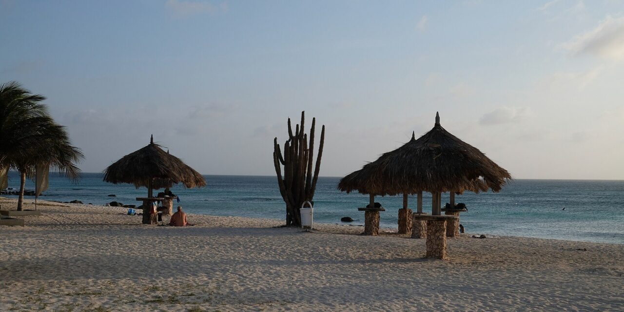 The Best Beach Bars in Aruba for Sunset Drinks