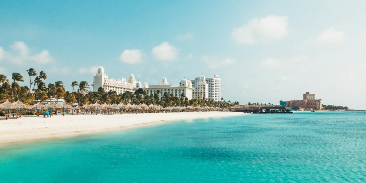 Palm Beach Aruba: Water Sports, Beach Bars and What to Expect
